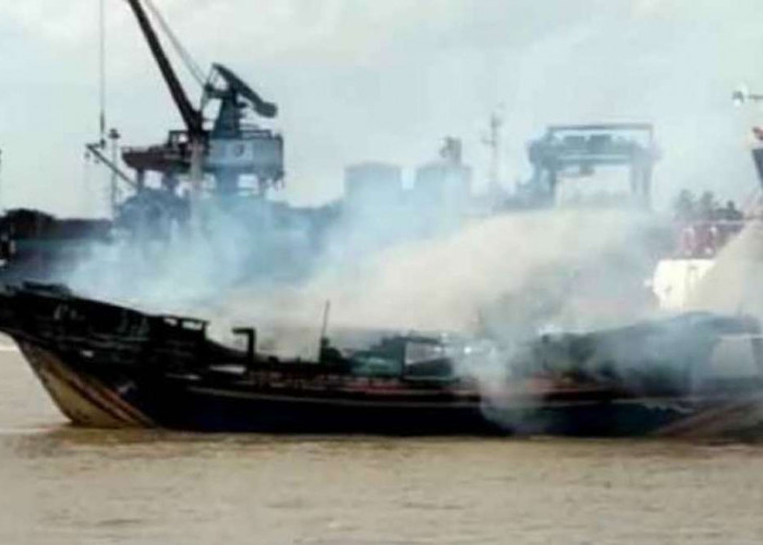 Kapal Jukung Terbakar di Sungai Musi, 640 Karung Beras Dari Banyuasin Ludes Terbakar