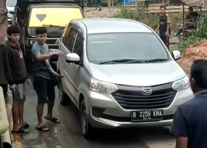 Aksi Sopir Bentak Pengendara dan Pamer Sajam di Jalintim Muba Viral di Medsos
