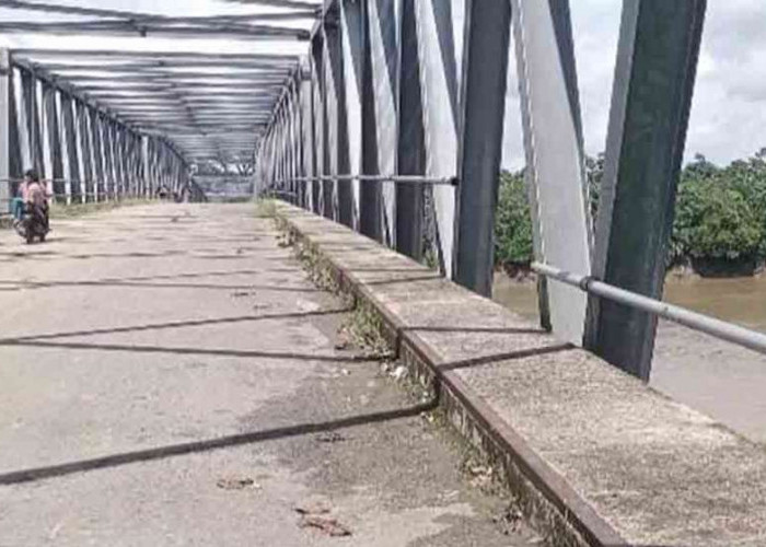 WOW! Puluhan Batang Besi Pengaman Jembatan Muara Rawas Hilang, Diduga Dicuri
