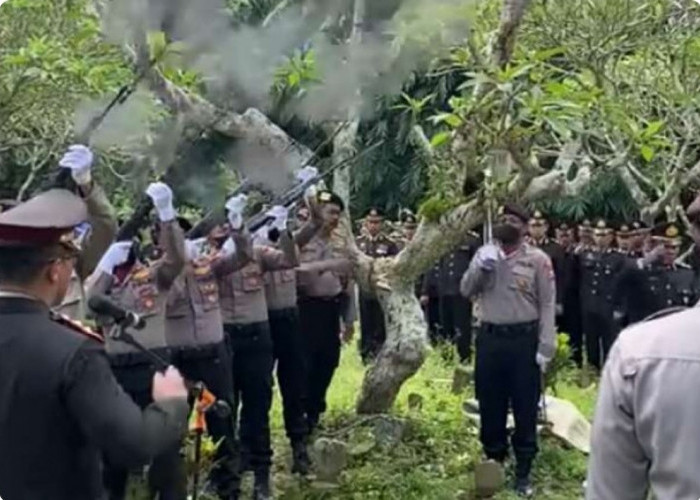 Tembakan Salvo Pemakaman Briptu Fajar Yoyok, Istri Cindy Novianti Terlihat Tegar Diciumnya Batu Nisan