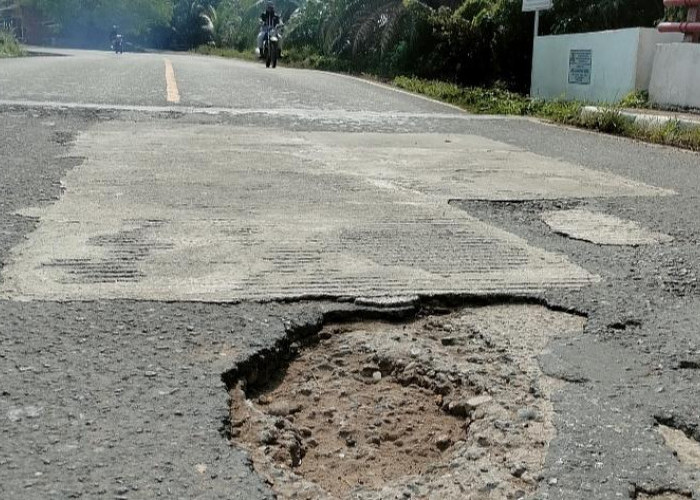 Lobang Ini Bahayakan Pengendara, Berharap Segera Diperbaiki 