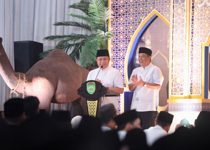 Awali Safari Ramadhan 1446 H, Gubernur  Wagub Sumsel Sholat Isya dan Tarawih Berjamaah Dengan Ribuan Jemaah 