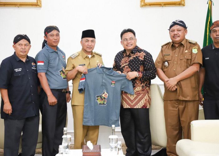 Pj Bupati Apriyadi Dapat Kaos Republik Ngapak