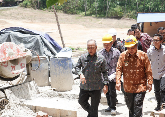 Sekda Apriyadi Minta Proyek Kantor Camat Sungai Keruh Selesai Tepat Waktu, Kontraktor Diminta Tambah Tukang