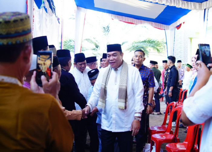 Safari Ramadan di Plakat Tinggi, Bupati Muba Wak Toha Salurkan Bantuan Rumah Layak Huni dan Paket Sembako
