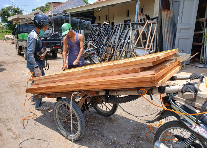 Butuh Pintu Rumah dan Kusen? Pedagang Keliling Ini Siap Mendatangi Rumah Konsumen