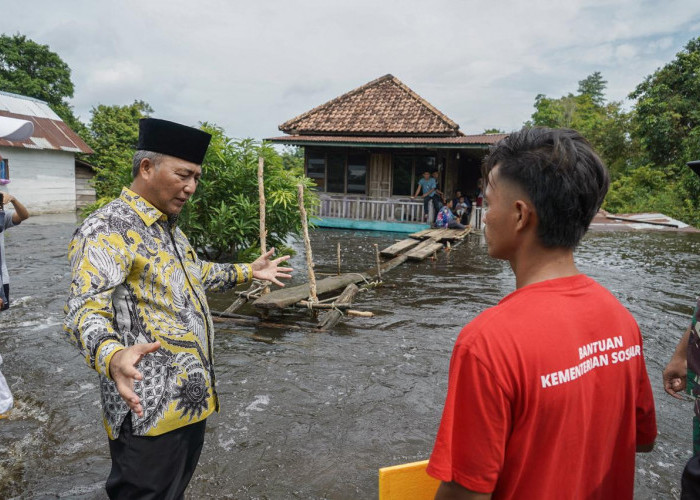 Tomi Gembira Dibangunkan Rumah oleh Pj Bupati Apriyadi, Salah satu rumah warga yang hanyut akibat banjir 