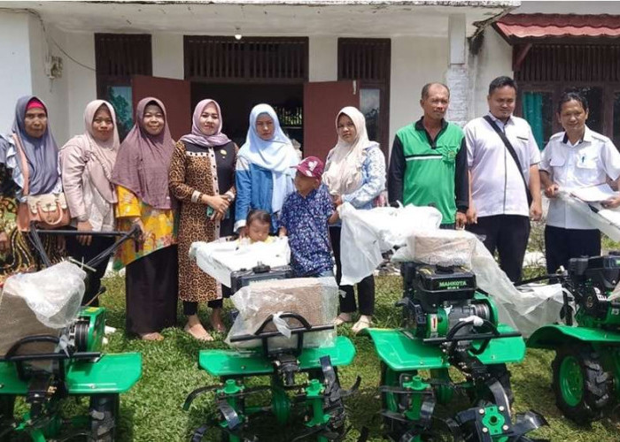 KWT di Kecamatan Sungai Keruh Terima Bantuan 6 Unit Hand Traktor