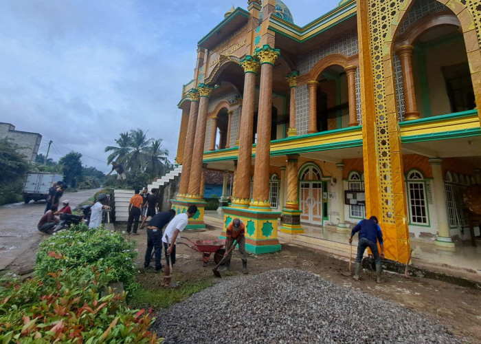 Jelang Ramadhan, Warga Dusun 4 Pinang Banjar Gotong Royong Bersihkan Masjid dan Musollah