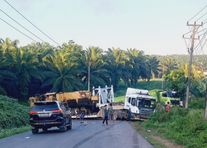 Tidak Kuat Nanjak, Truk Trailer Mogok hingga Tutupi Jalinteng di Kecamatan Lais