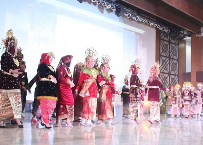 Meriahnya Peringatan Hari Ibu di Muba, DWP Kenakan Pakaian Adat 17 Kabupaten dan Kota Sumsel