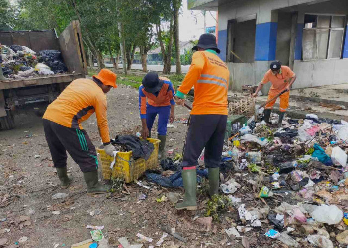 Terima Aduan Masyarakat Sampah Numpuk, DLH Muba Langsung Sigap Turunkan Tim 