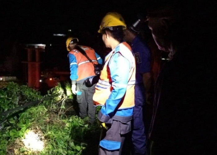 Respon Cepat, Damkar Muba Jinakkan Api di Atap Rumah Warga Sekayu