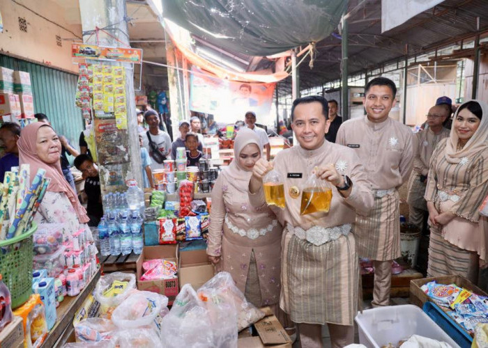 Pj Gubernur dan Pj Ketua TP PKK Sumsel Bagikan Sembako ke Pedagang dan Pengemudi Bentor di Pasar Indralaya