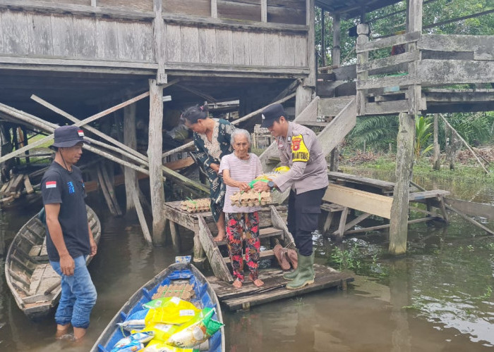 Polsek Bayung Lencir Cek Debit Air Sungai dan Salurkan Sembako ke Warga Desa Mekar Jaya