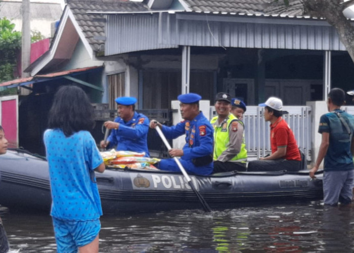 Satpolairud Polres Muba Blusukan, Evakuasi dan Beri Bantuan Warga Terdampak Banjir di Kota Sekayu