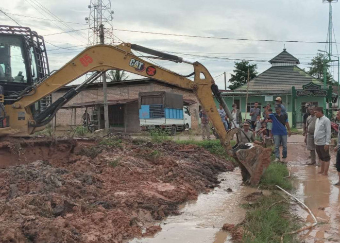 Cegah Banjir, Warga dan Pemerintah Kelurahan Sungai Lilin Swadaya Normalisasi Parit
