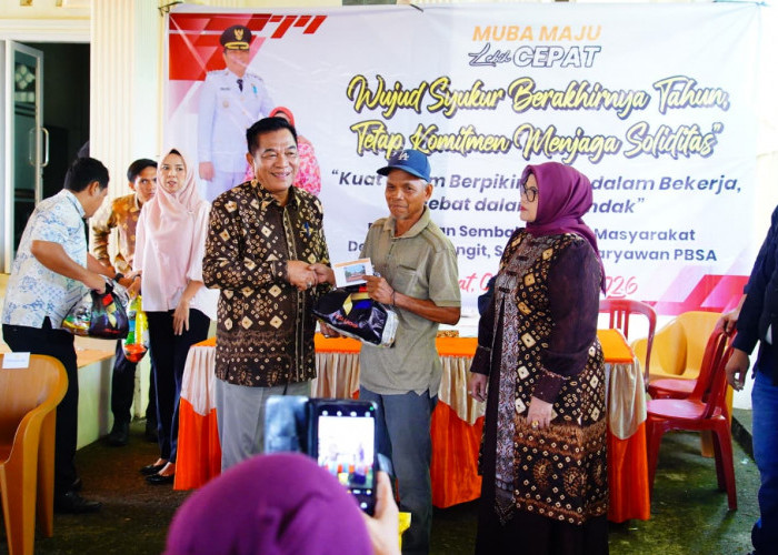 Peringati HUT ke-62, Bupati Muba Toha Tohet Berbagi Sembako dengan Warga Sungai Angit