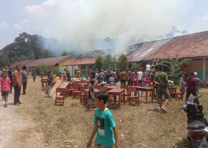 Kebakaran Nyaris Ratakan Sekolah di Sanga Desa, Puluhan Kursi dan Arsip Sekolah Hangus