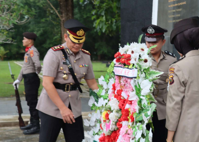 Dalam Rangka Hari Bhayangkara ke-77, Polres Muba Gelar Upacara Ziarah dan Tabur Bunga di TMP Kusuma Bangsa