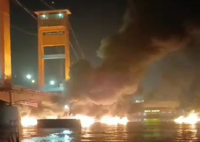 Kapal Jukung Terbakar di Sekitar Jembatan Ampera, 1 Orang Dikabarkan Meninggal 