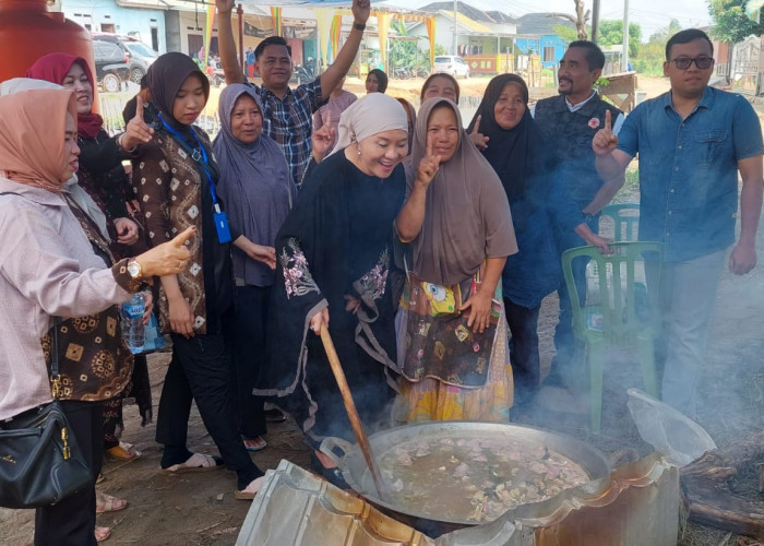 Hj Lucianty 'Manggung' Baremg Emak-emak Griya Bumi Lestari, Masak Gulai Kambing untuk Resepsi 