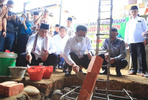 Herman Deru  Letakan Batu Pertama Tanda Dimulainya  Perluasan  Masjid Al Amin Desa Perajin