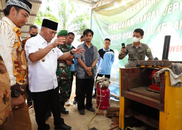 Produksi Sandal Jepit di Plakat Tinggi Muba, Setengah Jam Langsung Jadi