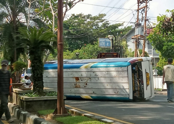 Minibus Terguling di Jalan Kota Sekayu, Depan Dekat PKM, Ini Dugaan Penyebabnya