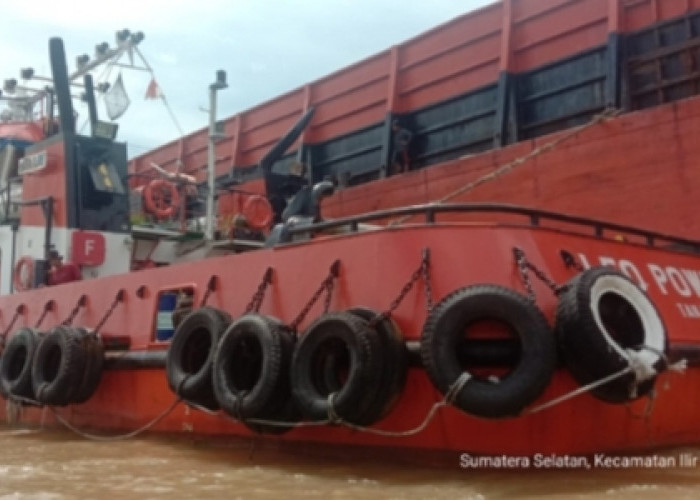 Satu Rumah dan Jukung di perairan Sungai Musi Rusak Dihantam Tongkang