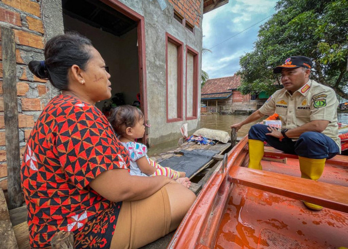 Pj Bupati Apriyadi Terus Tinjau Lokasi Banjir dan Salurkan Bantuan
