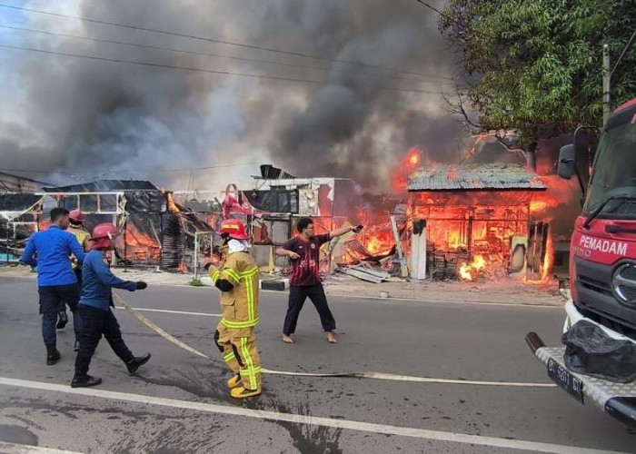 Delapan Kios Koperasi Kodam II Sriwijaya di Palembang Terbakar, Api Diduga Berasal dari Kios Sate