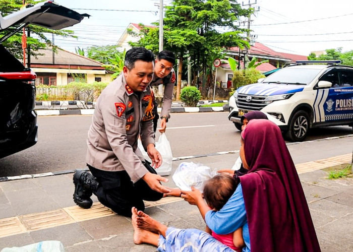 Kapolres Muba Bagikan 100 Paket Takjil Bagi Warga di Kota Sekayu