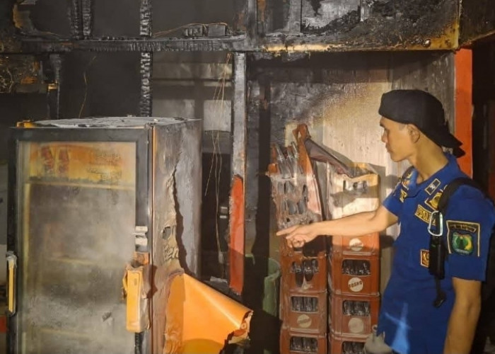 Ruko Rocket Chicken di Sekayu Terbakar Jumat Malam, Damkar Bergerak Cepat Padamkan Api