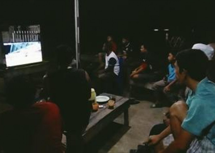 Warga Ngulak Antusias Nobar Piala Dunia, Berharap Tiada Kendala Mati lampu