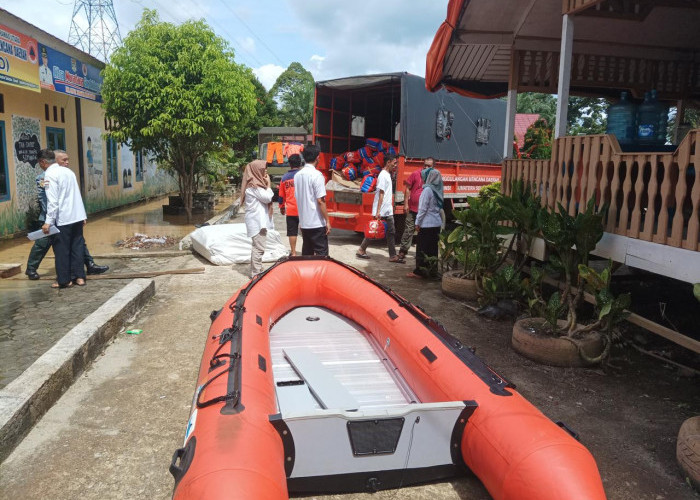Pj Gubernur Agus Fatoni Gerak Cepat Kirim Bantuan untuk Korban Terdampak Banjir di Muratara