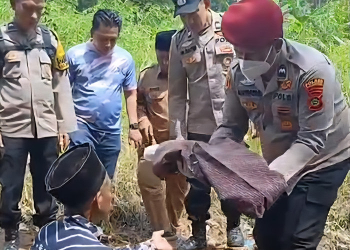 Diberi Nama Kenzi Aurora, Bayi yang Ditemukan di Belakang Ruko Warna-Warni Akhirnya Dimakamkan Layak