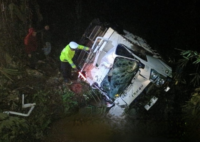 Sopir Hilang Kendali, Truk Masuk Sungai di Tanjung Kerang Babat Supat