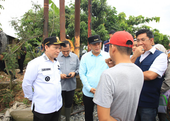 Pj Gubernur Elen Setiadi Tinjau Kerusakan  Ruas Jalan Gandus  Palembang