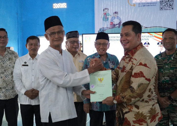 Bupati Banyuasin Bagikan 556 Sertifikat PTSL