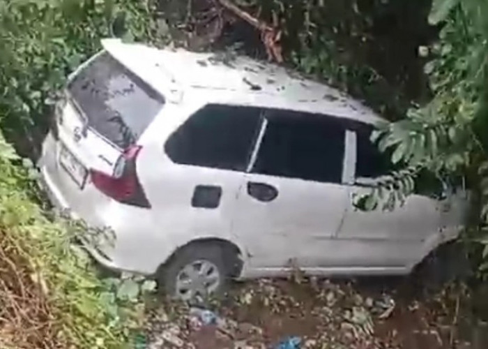 Mobil Rental Terjun dari Jembatan, Sopir Melarikan Diri