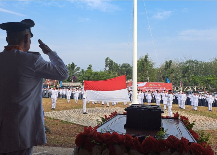 Khidmadnya Upacara Bendera HUT RI Ke-79 di Kecamatan Sungai Lilin