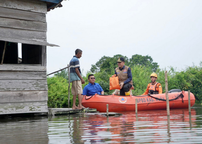 Tinjau Lokasi Banjir di Muba, Pj Gubernur Antar Langsung Bantuan ke Rumah Warga Gunakan Perahu Karet