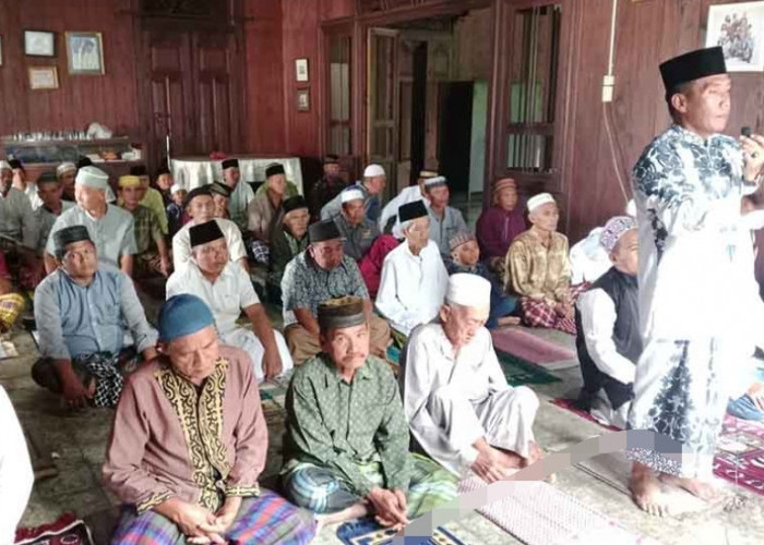 Masjid Terendam Banjir, Warga Ngulak 3 Sanga Desa Gelar Sholat Jumat Dirumah Pangeran H Anang