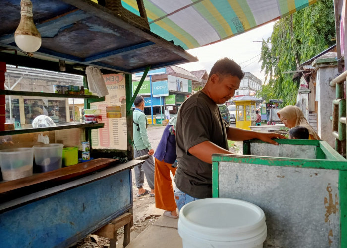 Musim Hujan, Omset Pedagang Martabak di Pasar Sekayu Meningkat