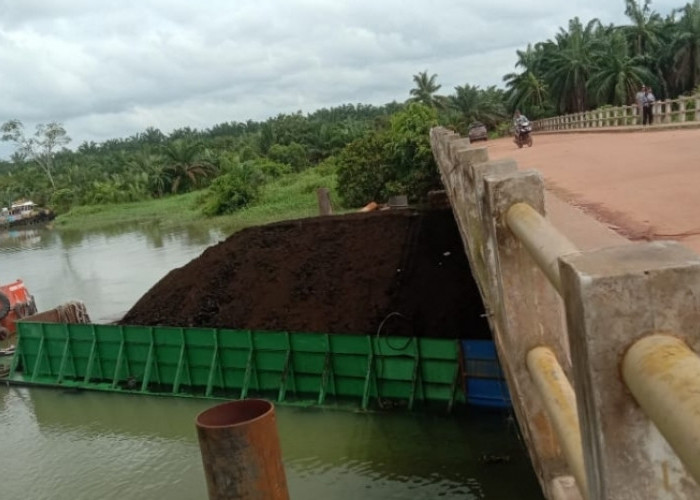 Tongkang Muatan Batubara Tabrak Tiang Jembatan PTPN 7, Begini Kondisinya