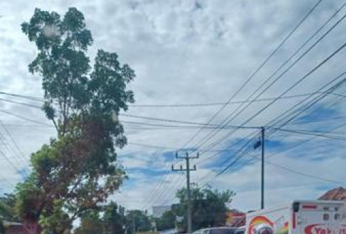 Kendaraan Mewah Rela Antrian BBM Subsidi 