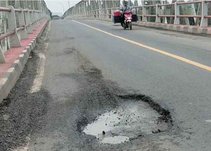 Lantai Jembatan Beruge Rusak, Bahayakan Pengendara 