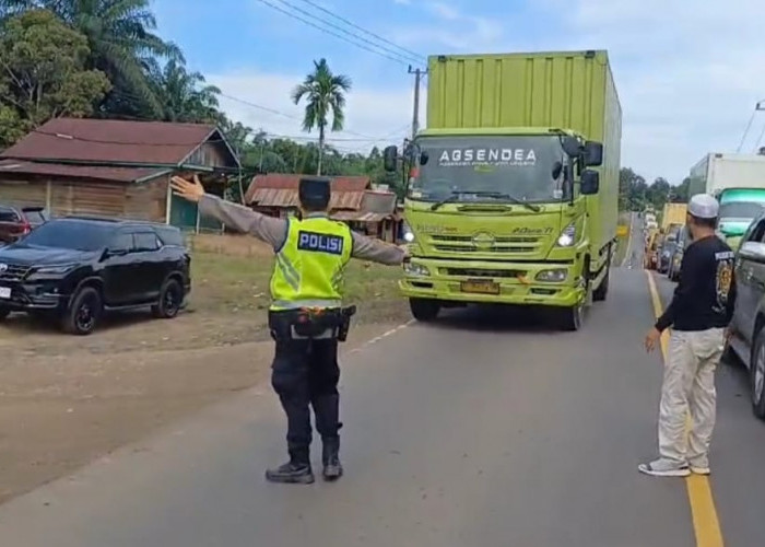 Kapolres Muba Turun Langsung, Bantu Urai Kemacetan di Jalintim Palembang - Jambi