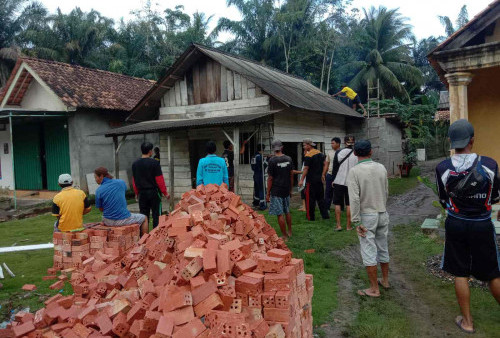 Dapat Dana Bantuan Bedah Rumah dari Dinsos, Warga Dusun V Tegal Mulyo Kompak Gotong Royong